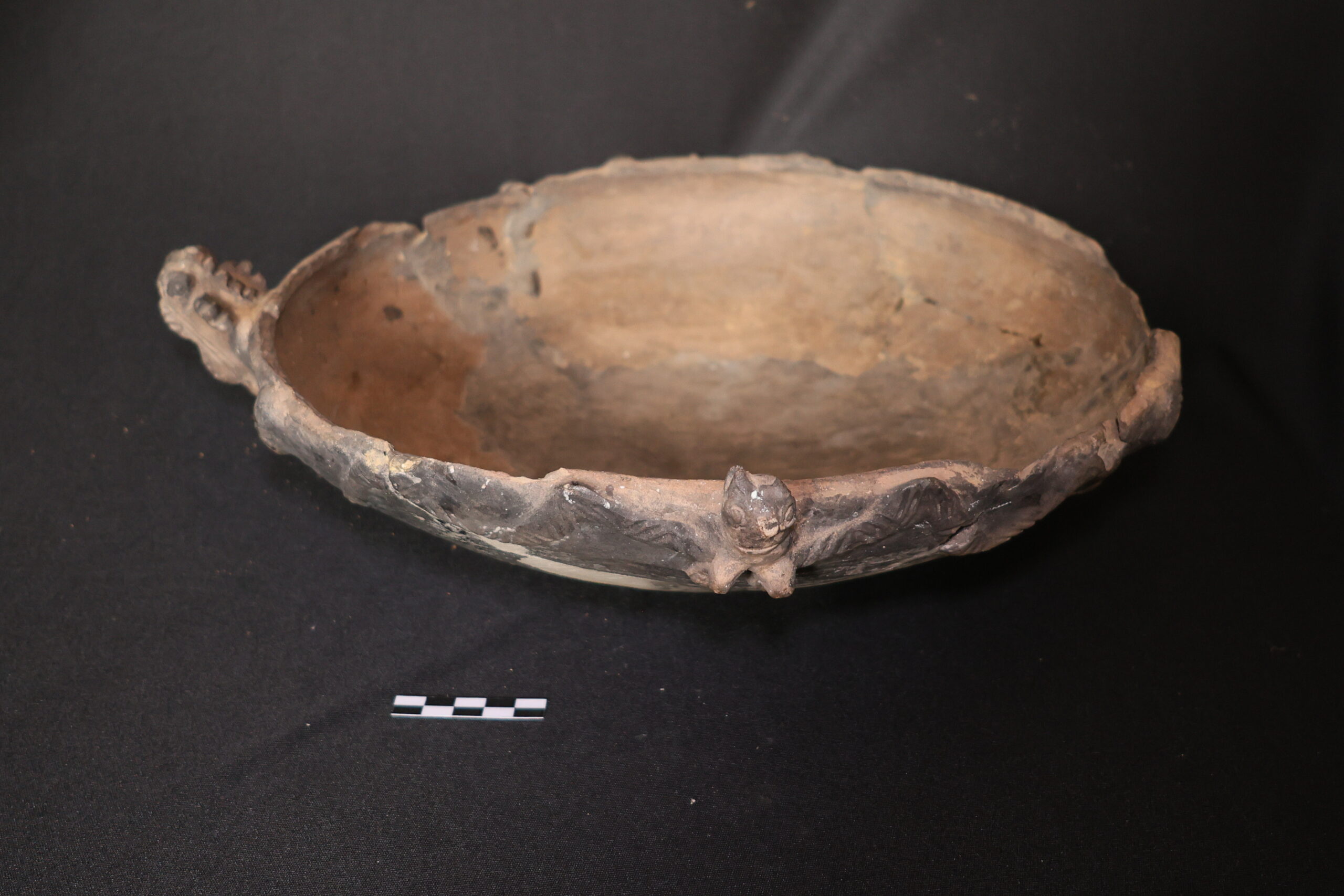 Prato cerâmico com decoração
zoomórica e presença de apliques