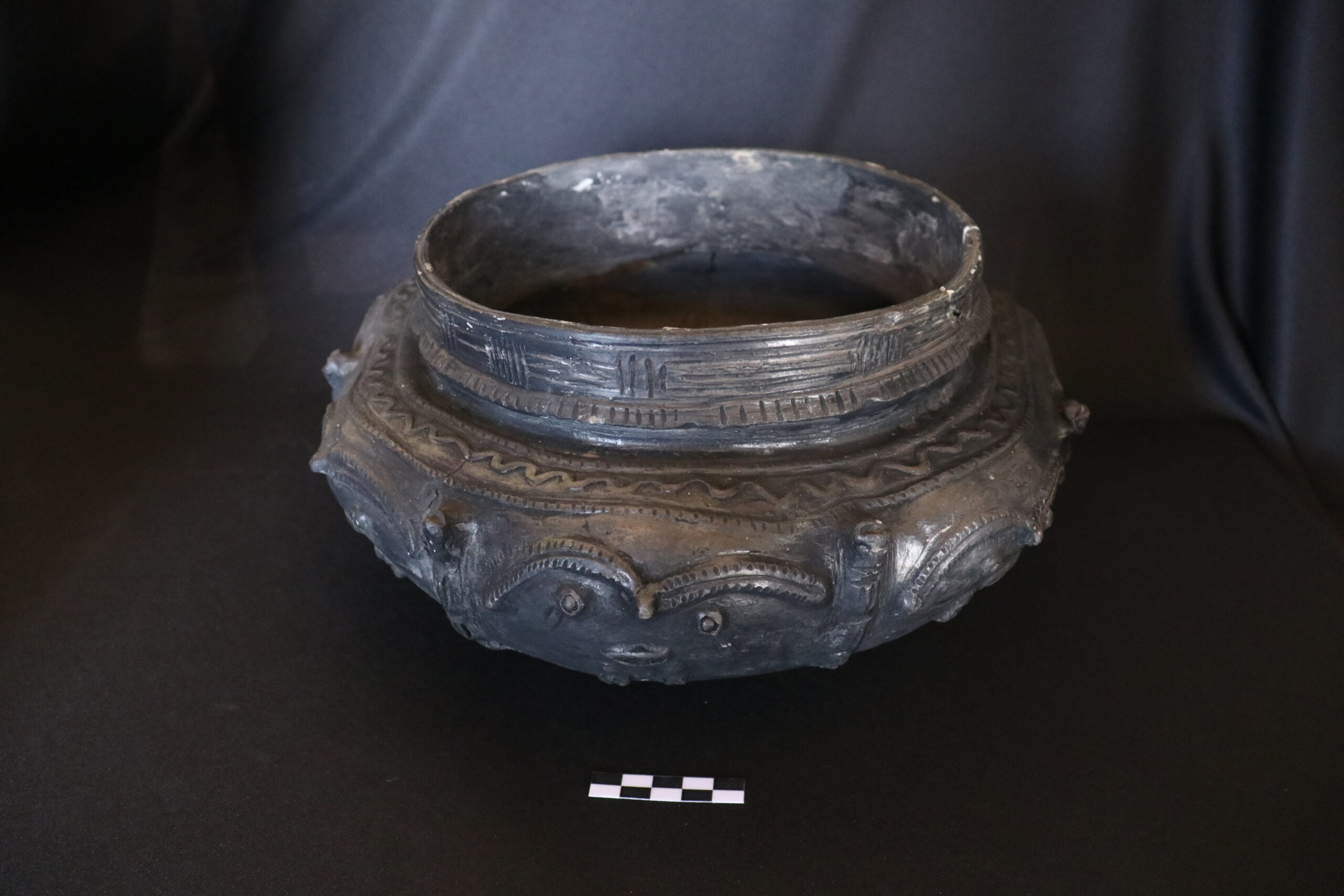 Vaso com figuras antropomorfas